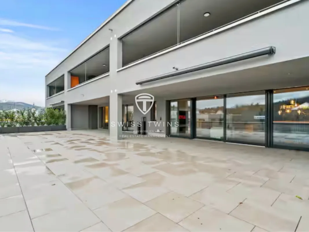 Luxuriöse 3.5-Zimmer-Terrassenwohnung mit 132m² Privat-Terrasse und traumhafter Aussicht auf Pilatus & Rigi