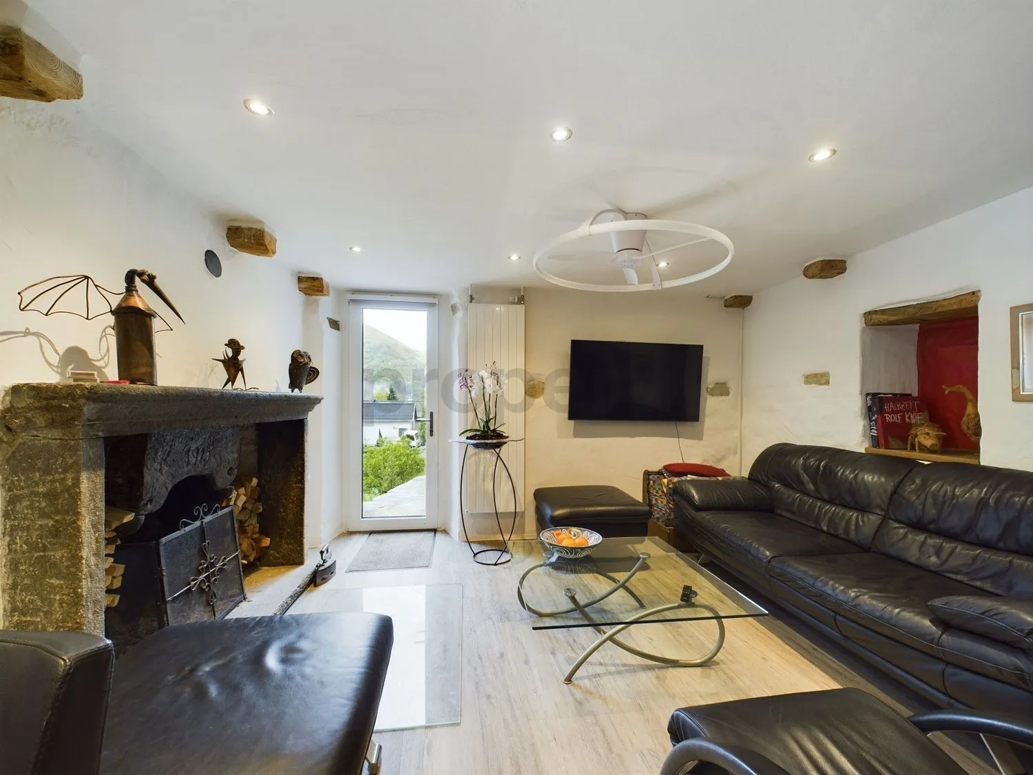 Einzigartiges 5.5-Zimmer-Einfamilienhaus mit separater Dachwohnung in IntragnaUnica casa indipendente di 5,5 locali con attico separato a Intragna