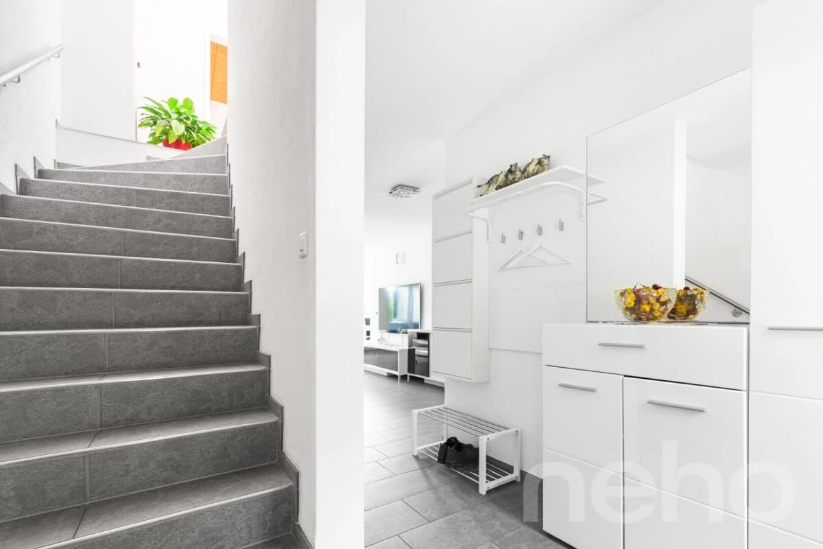 Moderne Doppelhaushälfte mit grossem Umschwung