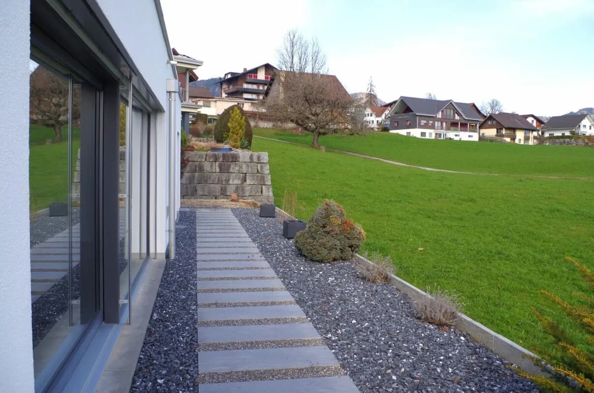 Ländliche Idylle trifft Wohnkomfort: 5.5-Zimmer-Gartenwohnung für ruhige Mieter