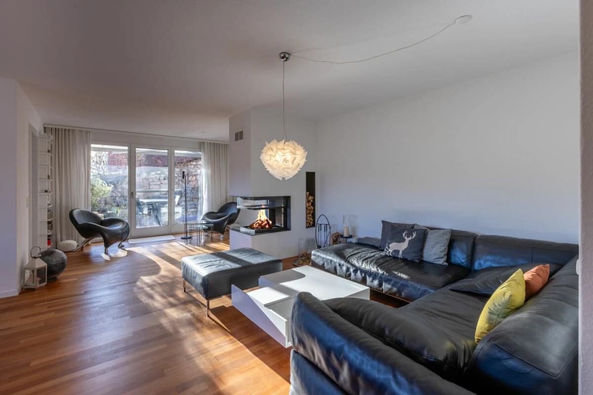 Grosse Sonnenterrasse plus Cheminée im exklusives Terrassenhaus beim Lindli