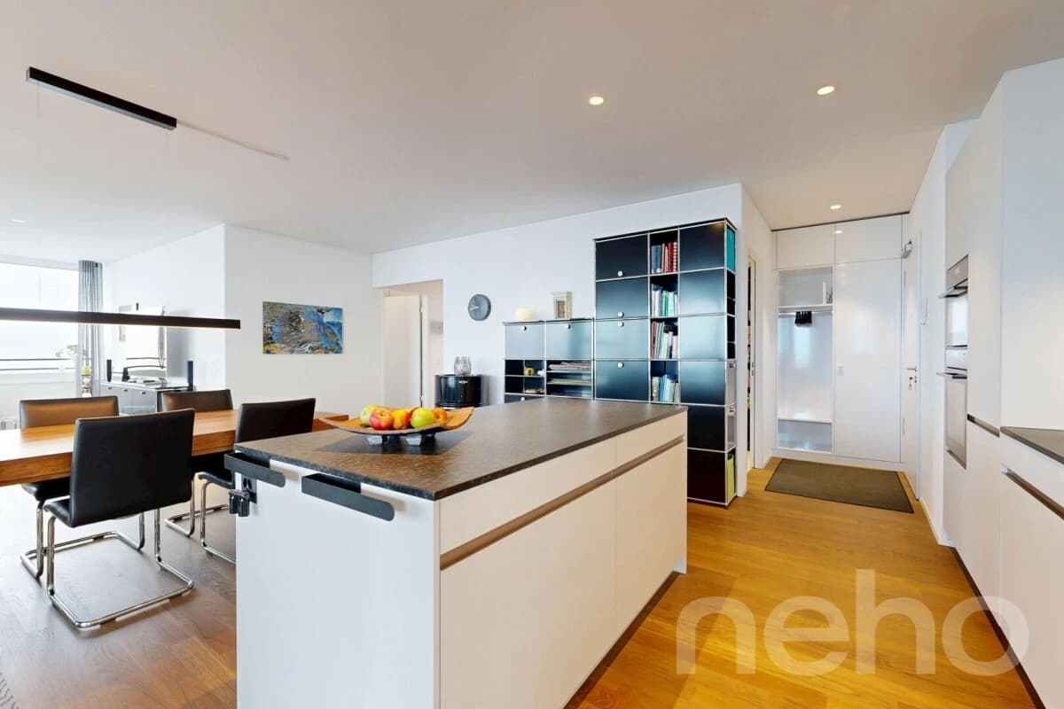 Moderne 4.5-Zimmerwohnung mit Loggia, Weitblick und Tiefgaragenplätzen