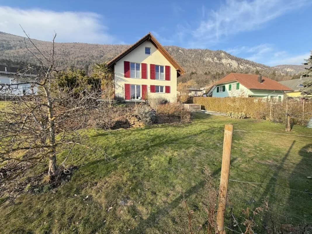 Einfamilienhaus mit separatem Eingang und Büro mit Toilette.
