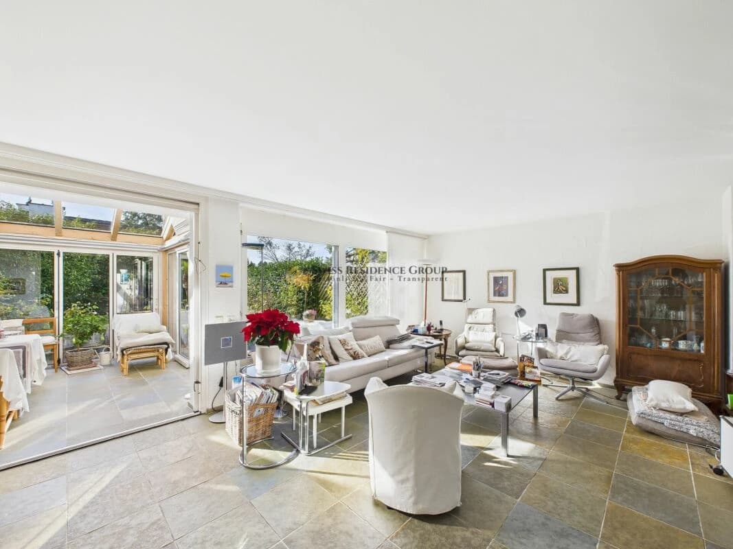 Sonniger Wohntraum an der Goldküste - grosszügiges 5.5-Zimmer-Reihenhaus am Waldrand