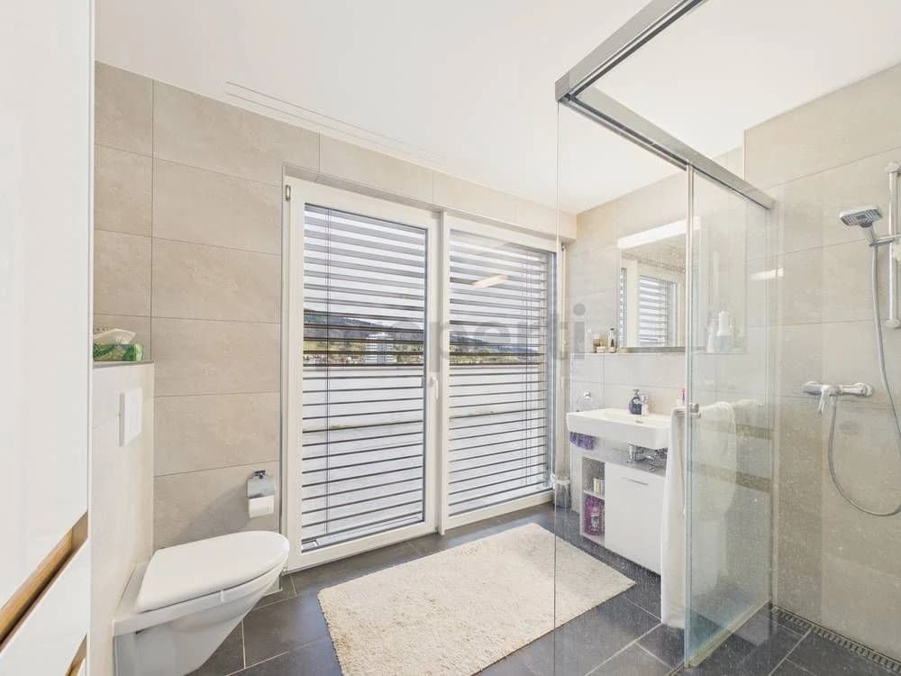 Moderne 2.5-Zimmer-Attikawohnung mit Blick über Menziken