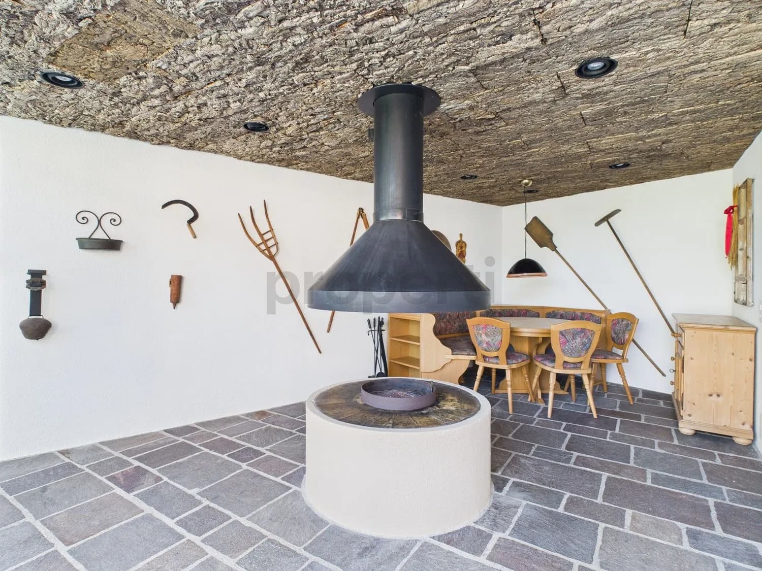 Einfamilienhaus mit Pool, Poolhaus & viel Umschwung