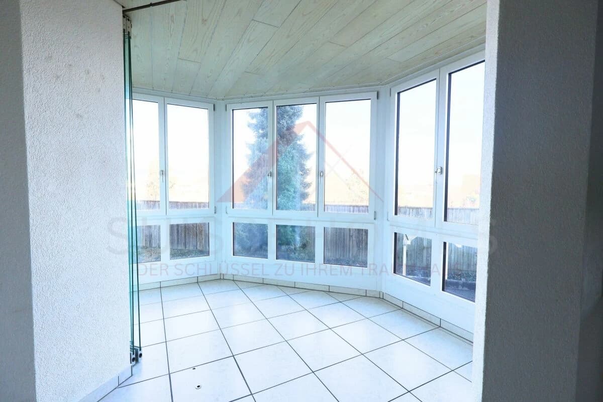 Moderne 4.5-Zimmer-Erdgeschosswohnung mit 36 m² Sitzplatz, Einzelgarage und stufenlosem Zugang in Studen BE