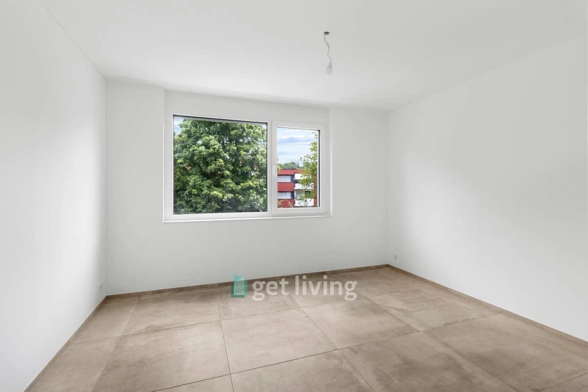 NEUBAU AN TOPLAGE MIT GROSSZÜGIGEM SITZPLATZ (88 M²) SOWIE EIGENER WASCHKÜCHE UND KELLER (23 M²) DIE WOHNUNG KANN AUF WUNSCH AUCH MÖBLIERT GEMIETET WERDEN.