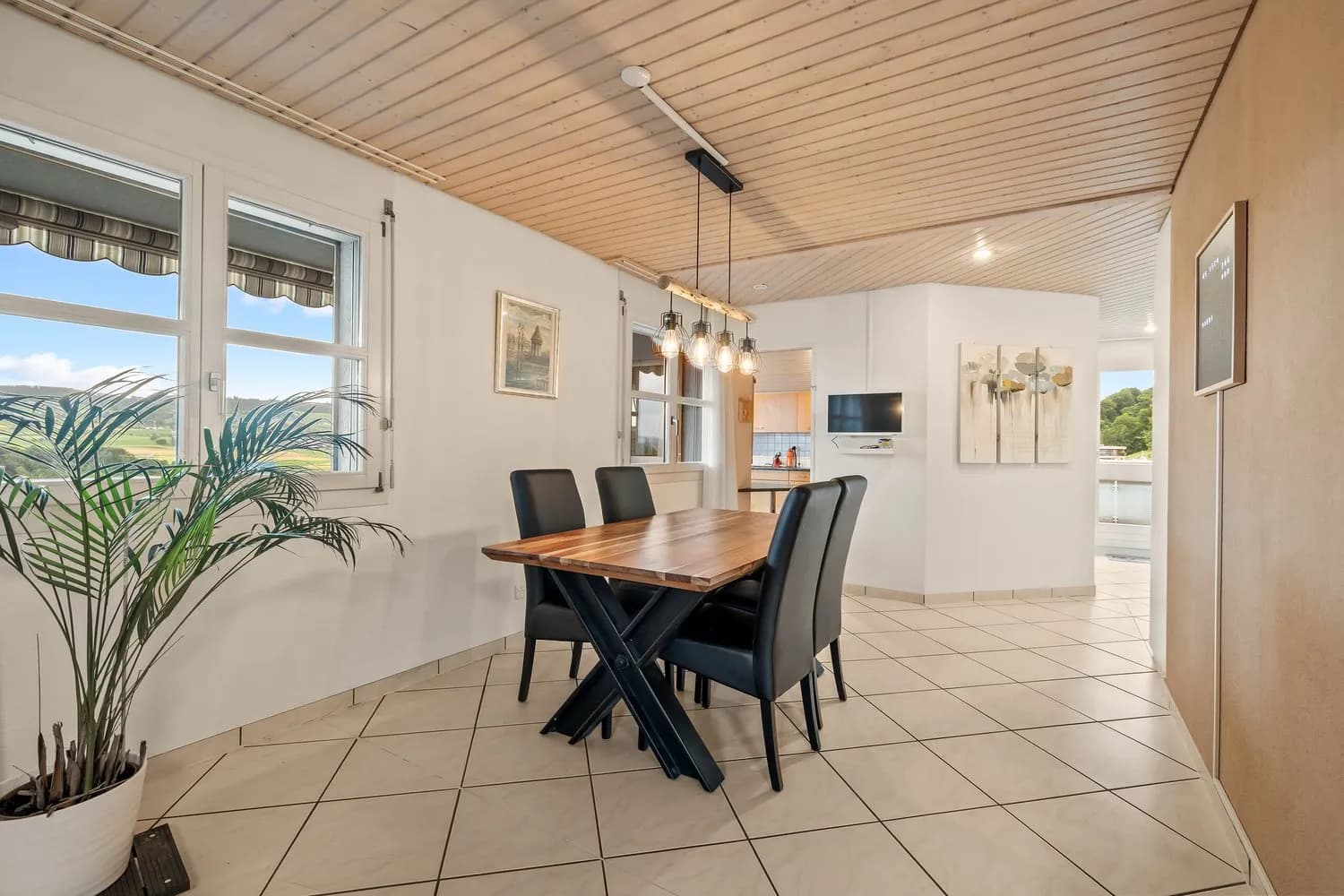 GROSSZÜGIGE 5.5 ZIMMER DACHWOHNUNG MIT AUSBAUMÖGLICHKEITEN