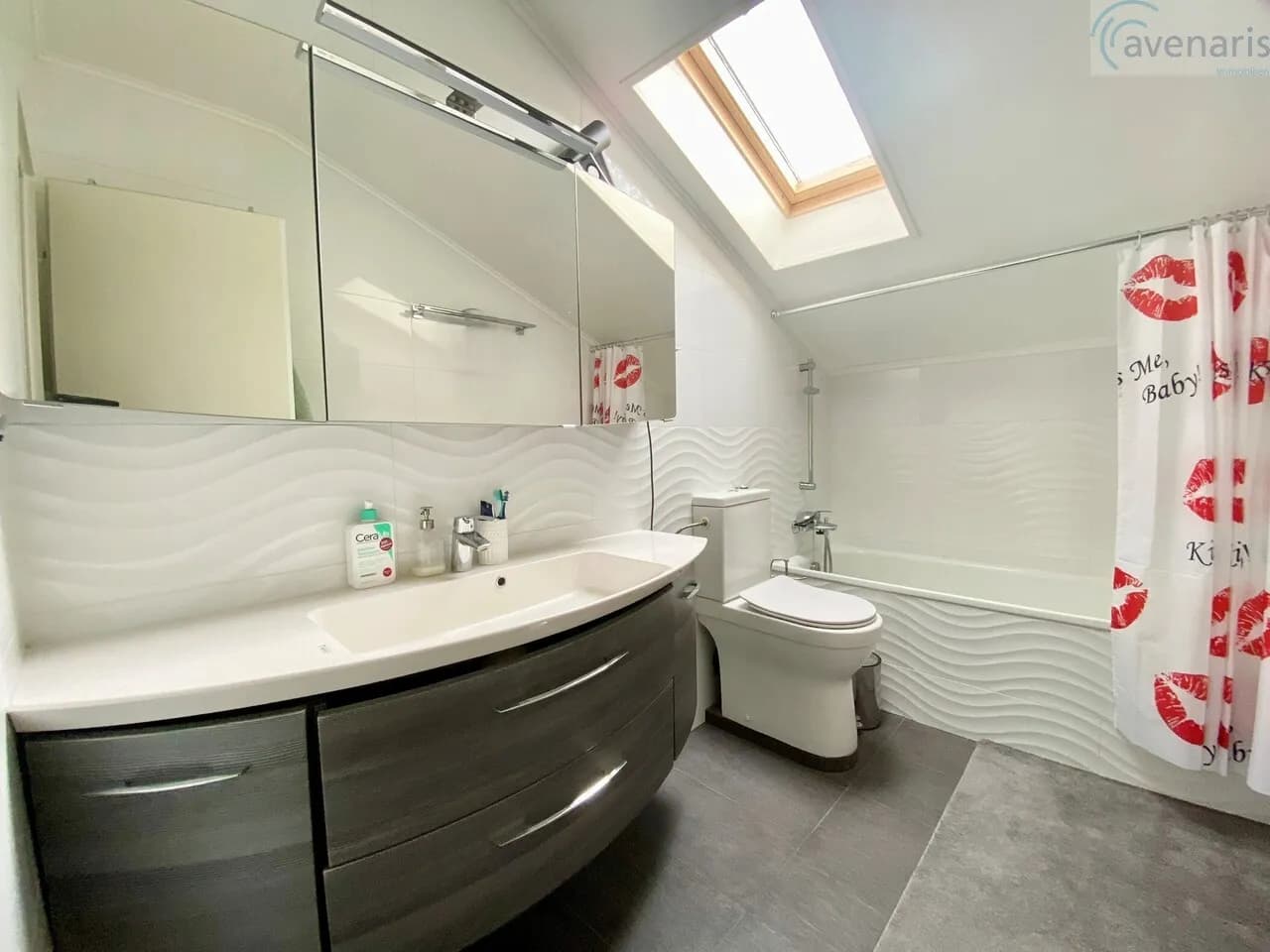 Modernes und geräumiges Doppeleinfamilienhaus an ruhiger Lage