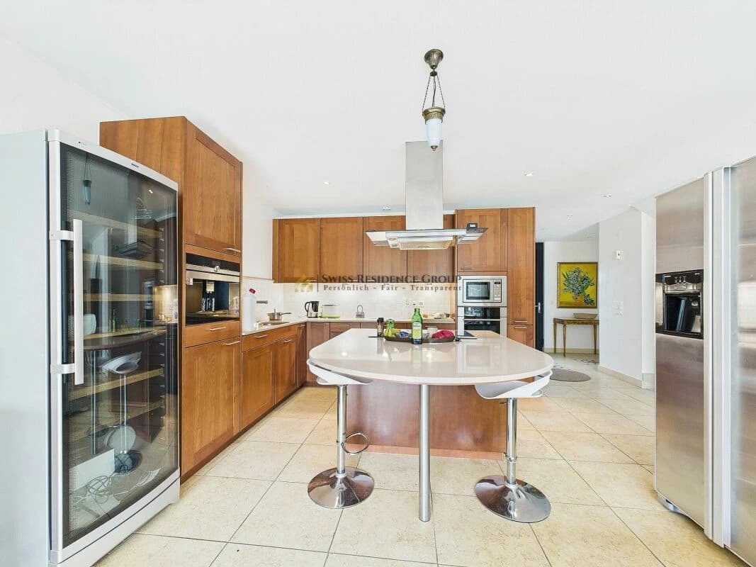 Exklusives Doppelfamilienhaus mit Gartenparadies und Waldblick in Rüschlikon