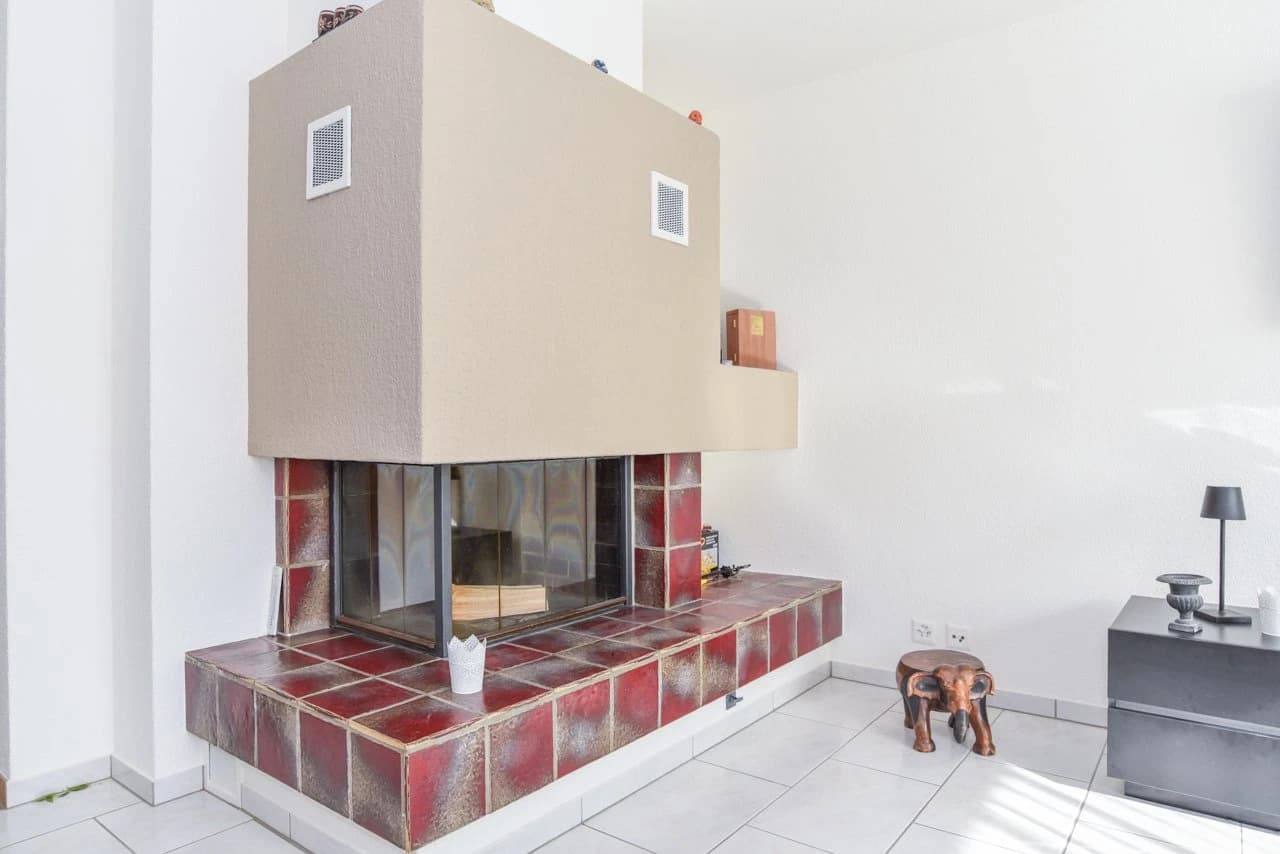 Renovierte Parterre-Wohnung mit Wintergarten und Gartenanteil