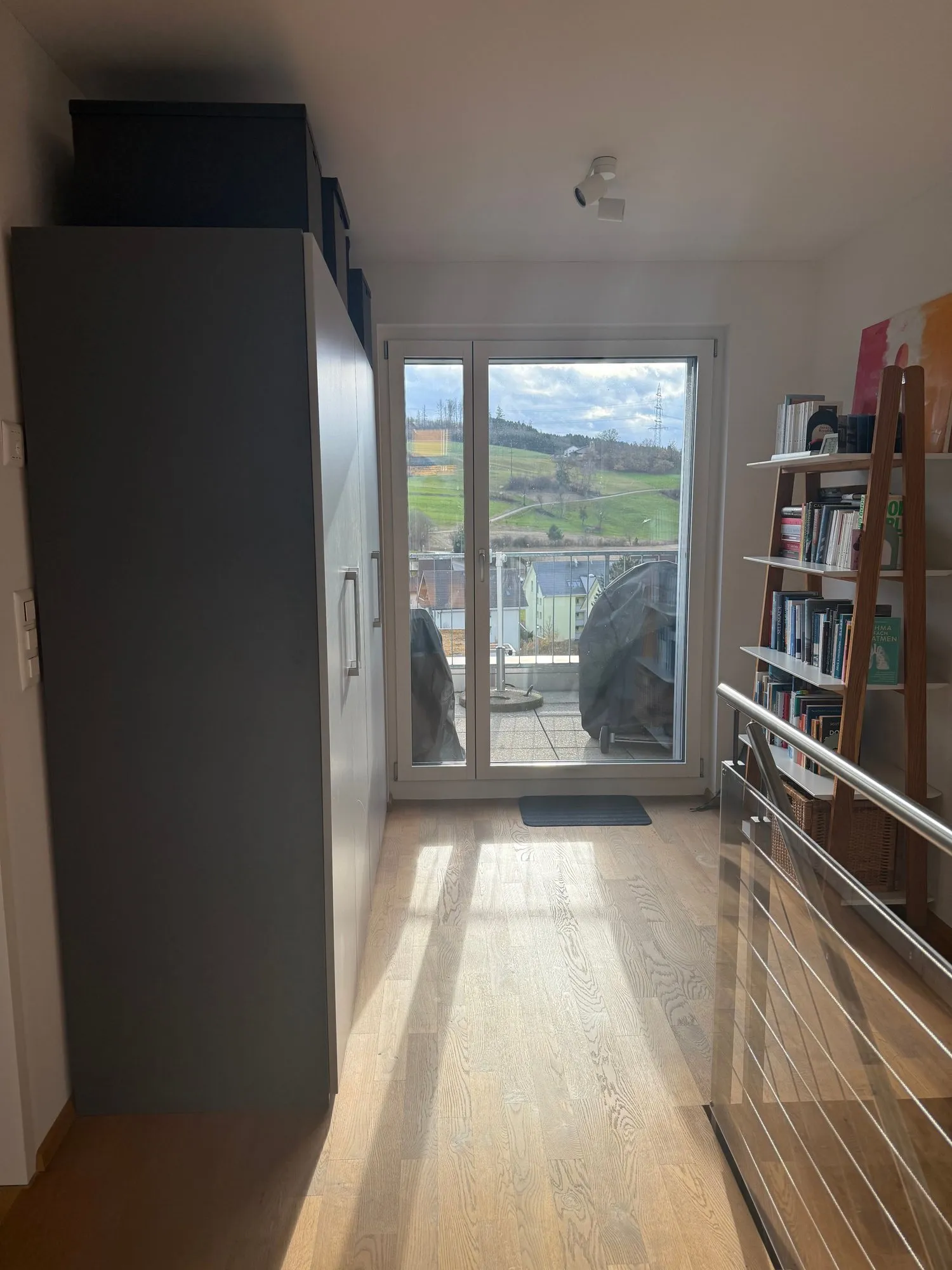 Moderne 3.5-Zimmer-Maisonette mit Parkplatzmöglichkeit, Birmensdorf