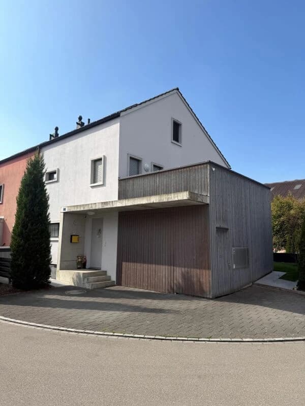 GROSSZÜGIGES FAMILIENZUHAUSE IN PRIVILEGIERTER LAGE