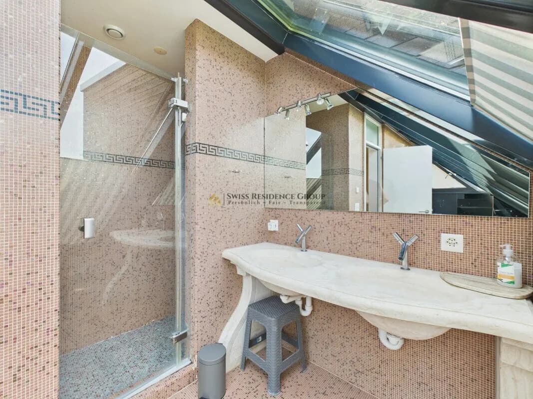 Exklusives Doppelfamilienhaus mit Gartenparadies und Waldblick in Rüschlikon