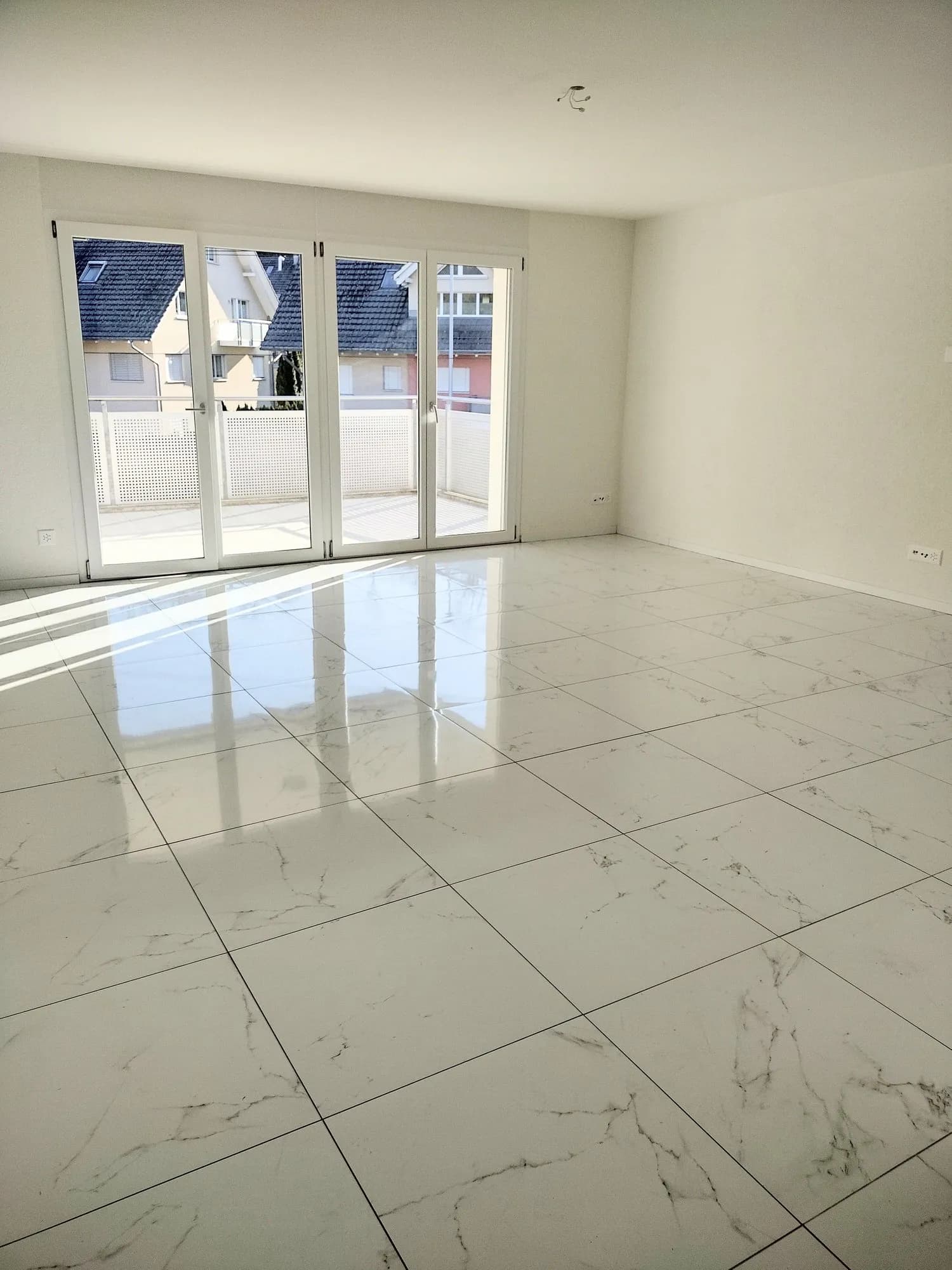 Moderne 5.5-Zimmer-Wohnung mit Lift und viel Licht in Egg