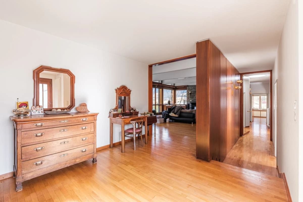 Villa mit grossem Grundstück und Landreserve (R2) / Villa con ampio terreno e riserva edificabile (R2) / Villa with large plot and development reserve (R2)