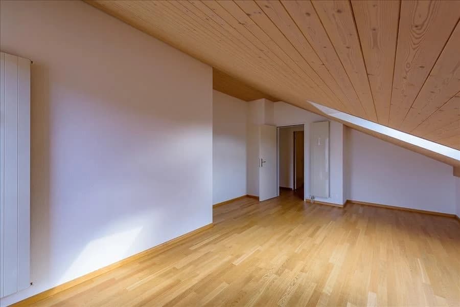 Dachwohnung mit Cheminée und Miete geschenkt!