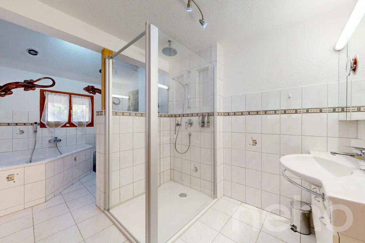 Einfamilienhaus mit 2 Garagen und vielseitigem Raumangebot