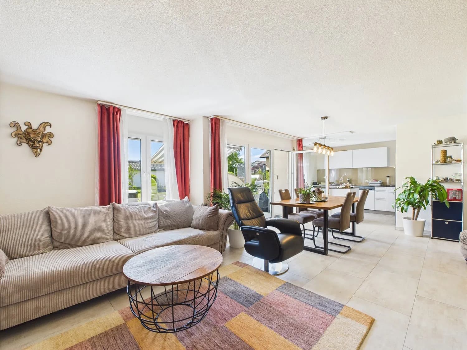 MODERN MIT GROSSZÜGIGER GARTENTERRASSE & EHP