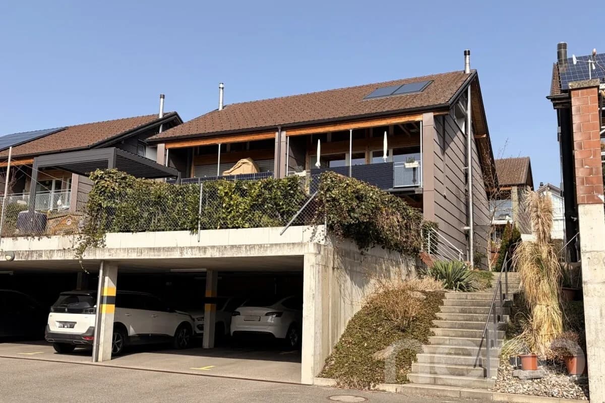 Grosszügige Doppelhaushälfte mit Garten und Terrassen an ruhiger Lage