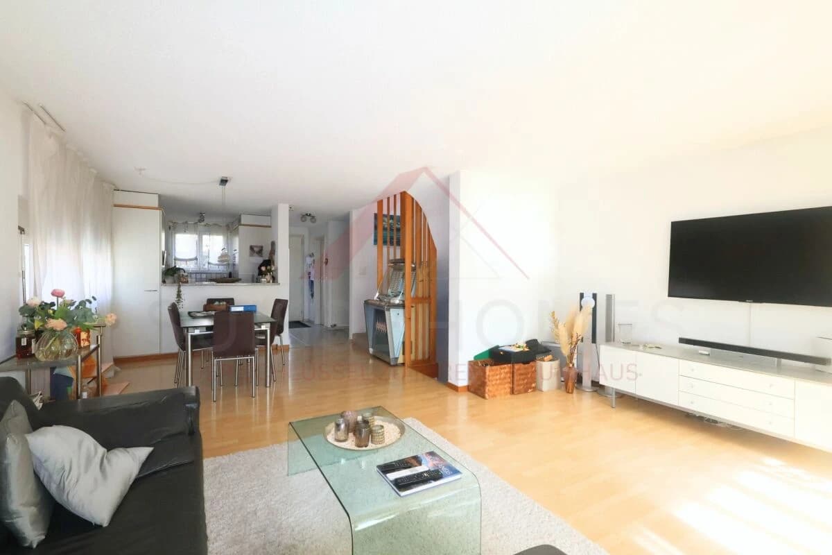 Gepflegtes 4.5-Zimmer-Reiheneinfamilienhaus mit Garten und Bergsicht