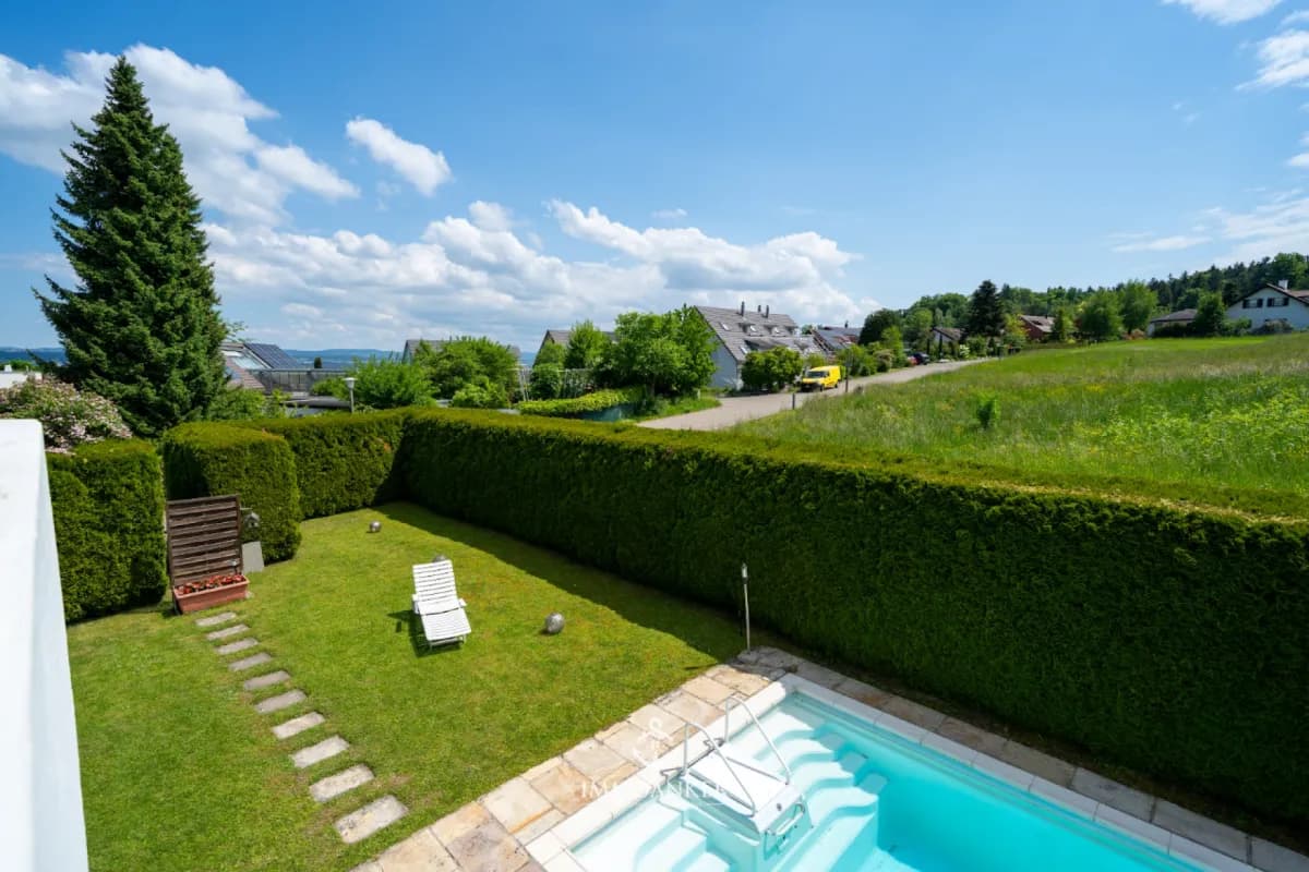 Private Poolvilla mit Einliegerwohnung - Ihr Rückzugsort in Fällanden