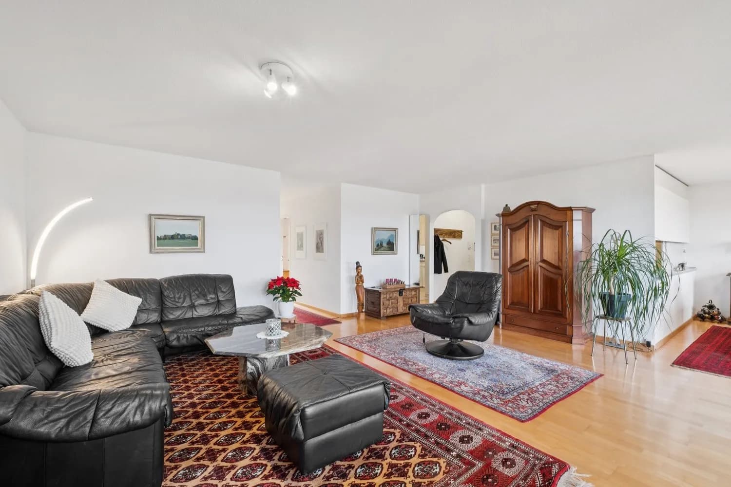 CHARMANTE 2.5-ZIMMER-WOHNUNG MIT AUSSICHT IN FEUSISBERG