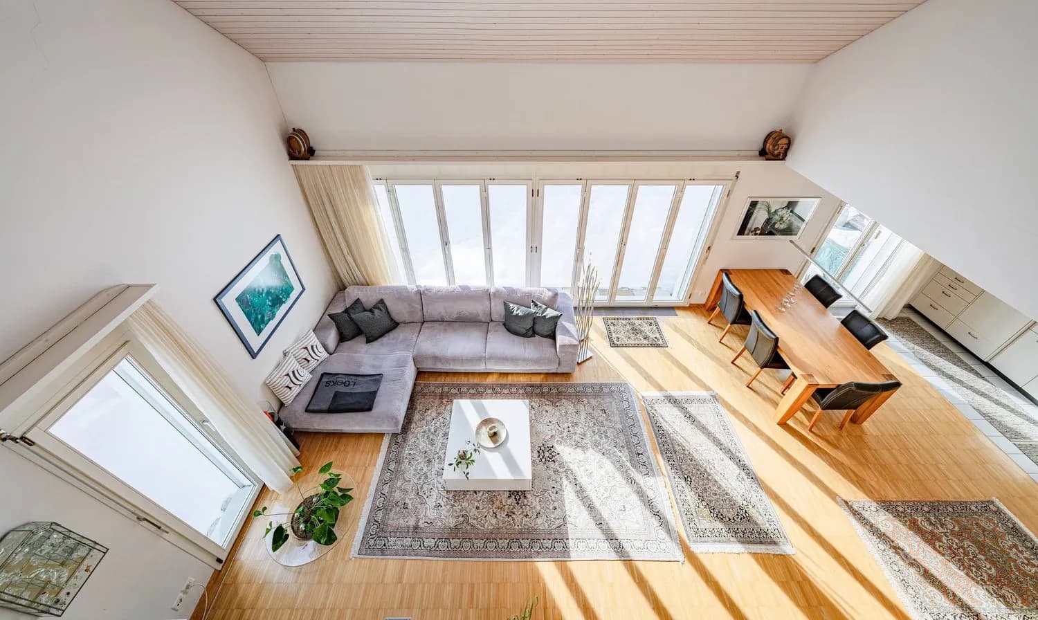 STILVOLLES WOHNEN IM ALPTHAL: SONNIGE 5.5 ZIMMER DOPPELHAUSHÄLFTE