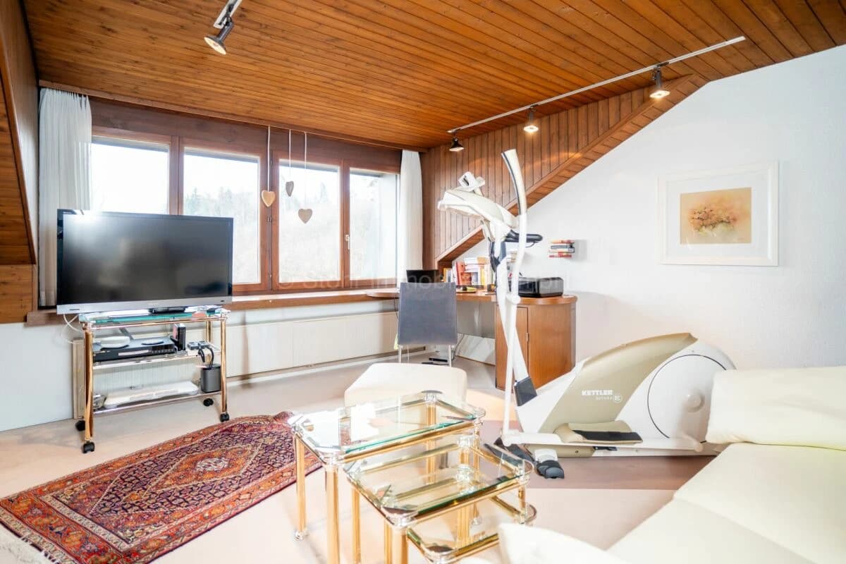 Freistehendes 7-Zimmer Einfamilienhaus mit viel Potenzial