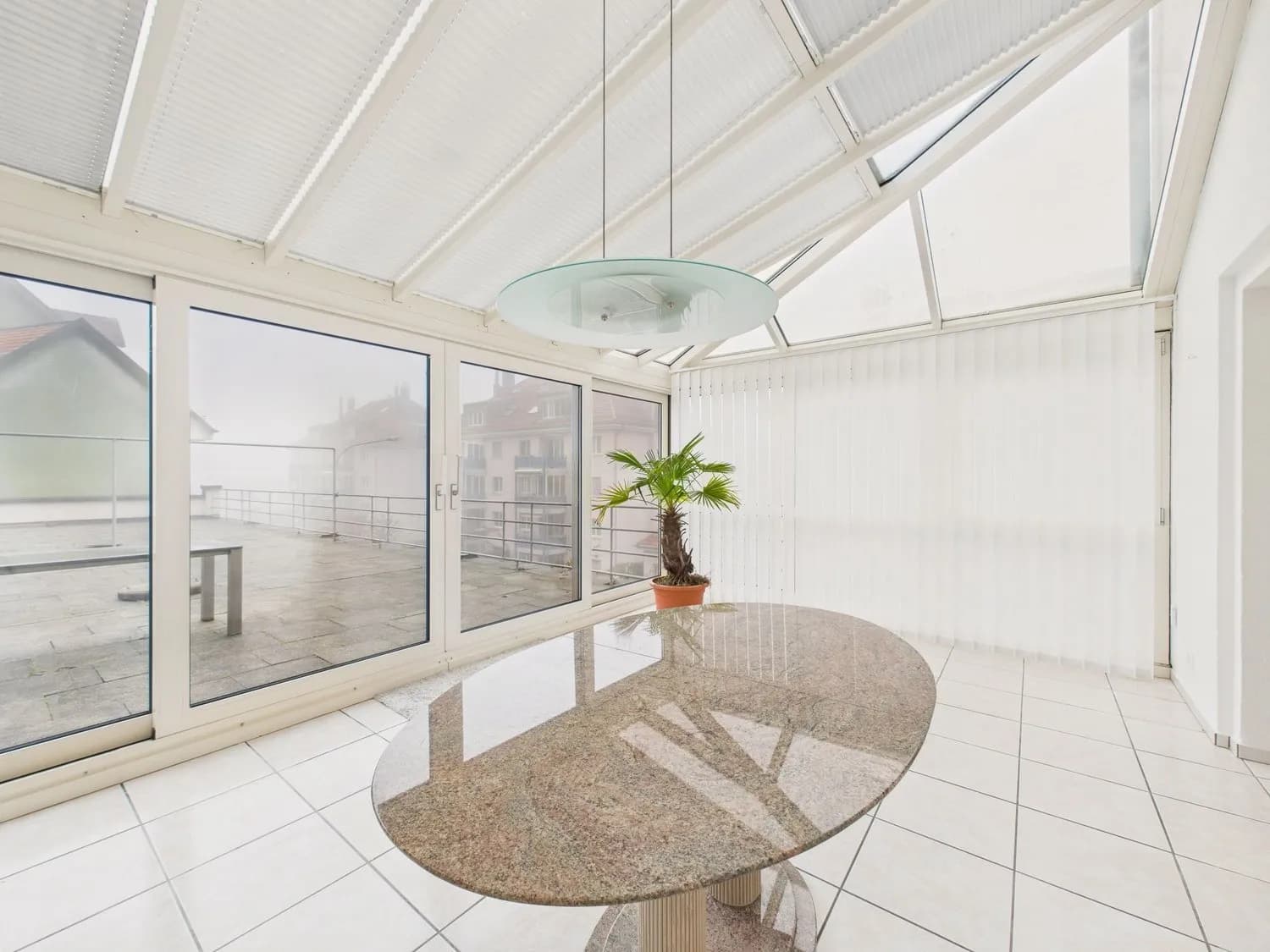 Zentral gelegene 4.5-Zimmer-Etagenwohnung mit 200 m2 grosser Terasse + 18 m2 Wintergarten in St. Gallen