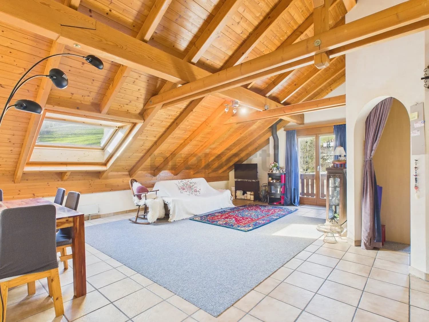 Helle 3.5-Zimmer-Dachwohnung mit Balkon, Waldenburg