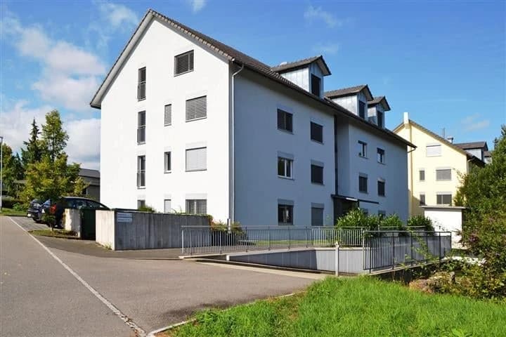 Ruhige Dachwohnung mit Loggia