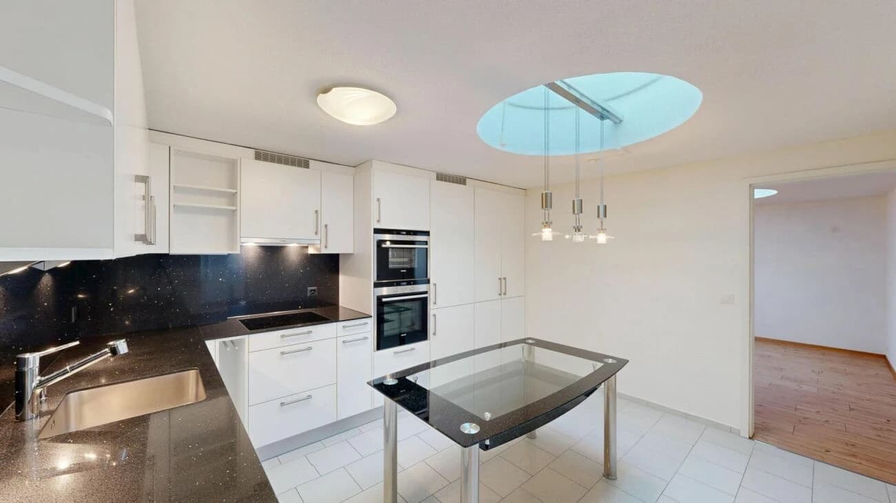 3.5-ZIMMER-WOHNUNG IN BRUNNEN - KOMPLETT RENOVIERT & MIT BESONDEREM LICHTKONZEPT