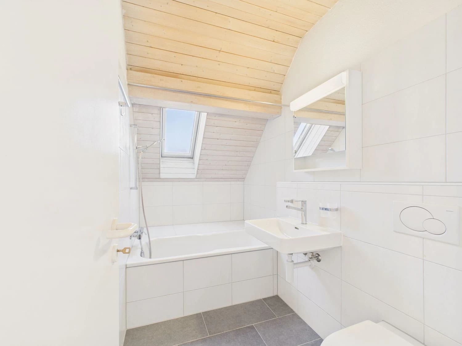 Modern 2.5-Zimmer-Roof-Flat mit Keller und Parkplatz, Biel-Benken