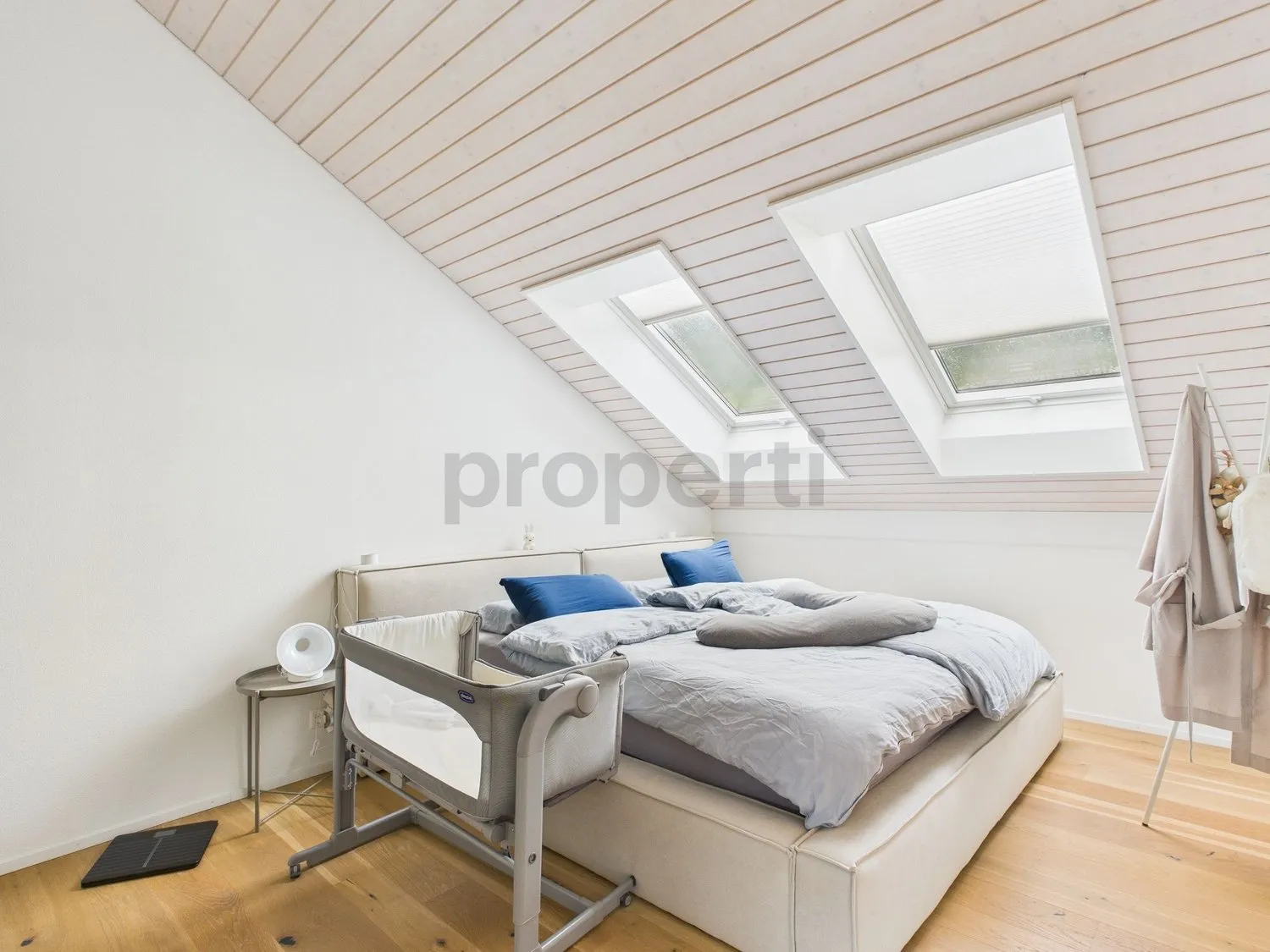 Moderne 5.5-Zimmer Dachwohnung in Erlinsbach mit wunderschöner Terrasse, von wo Sie die Abendsonne geniessen können