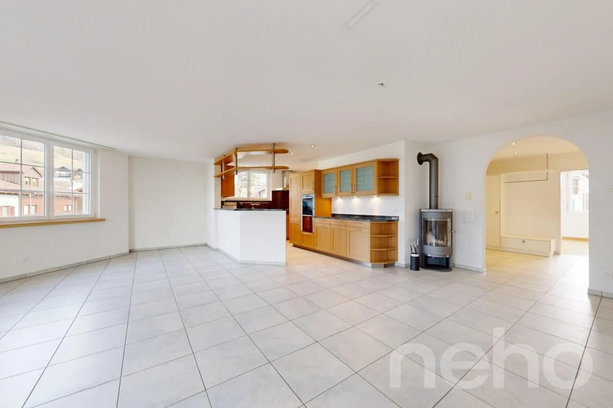 Helle 4.5-Zimmer-Wohnung mit verglastem Balkon