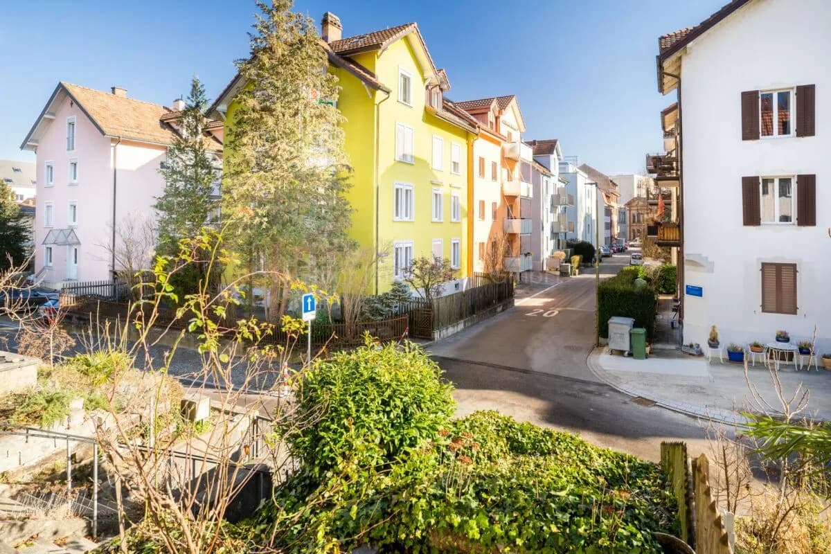 Charmantes 5.5 Zimmer Mittelhaus mit Potenzial an beliebter Lage