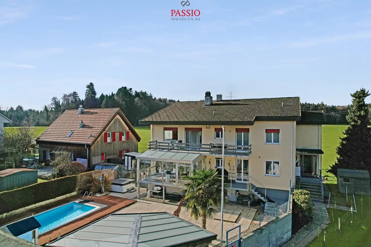 12-Zimmer 2-Familienhaus mit Pool & unverbaubarer Lage nahe Bern