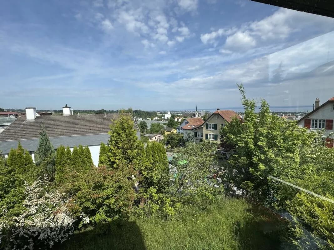 Villa mit Seesicht und mit separatem Bauland an sehr guter Lage.