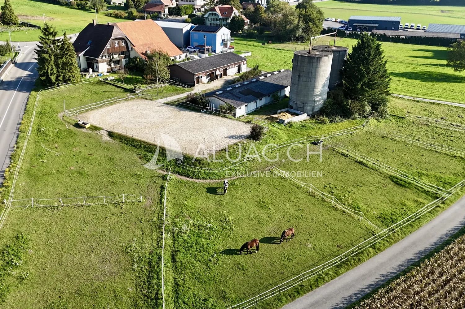 VIELSEITIGER PFERDEHOF MIT ZAHLREICHEN GESTALTUNGSMÖGLICHKEITEN