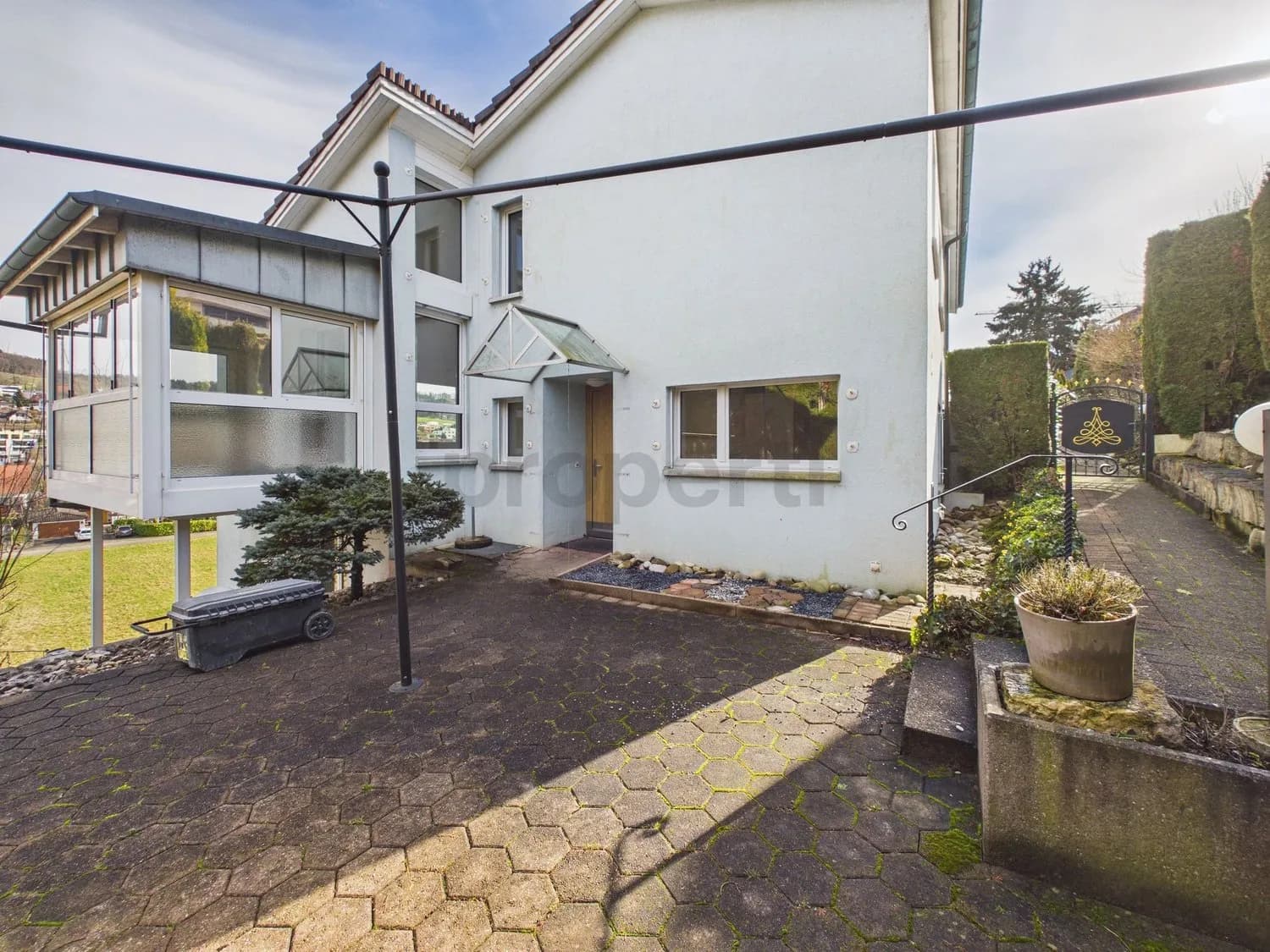 Grosszügiges 5.5-Zimmer Reihenhaus in ruhiger Hanglage