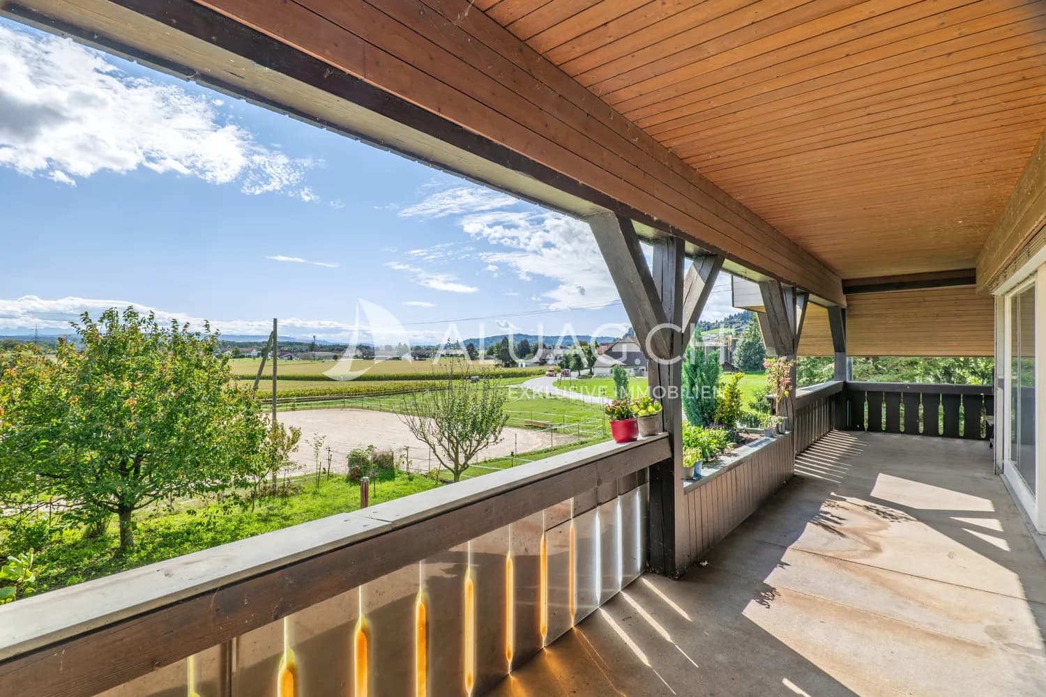 VIELSEITIGER PFERDEHOF MIT ZAHLREICHEN GESTALTUNGSMÖGLICHKEITEN