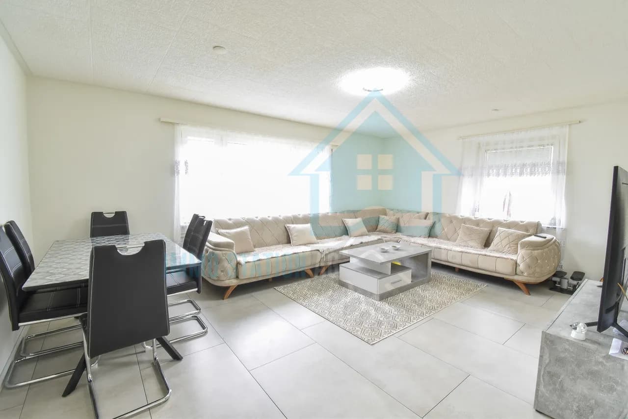 Renovierte 4-Zimmer-Wohnung mit Balkon in zentraler Lage