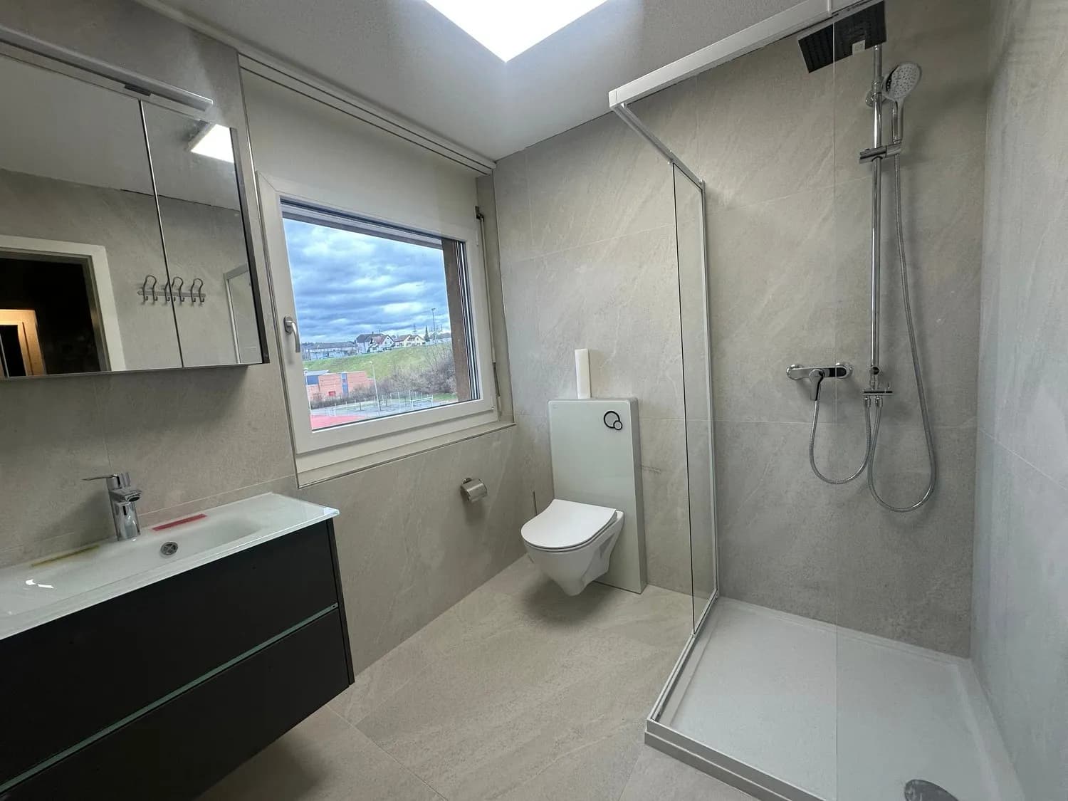 Steuergünstige und helle 3.5-Zimmer Wohnung mit Balkon und freiem Blick ins Grüne in Däniken