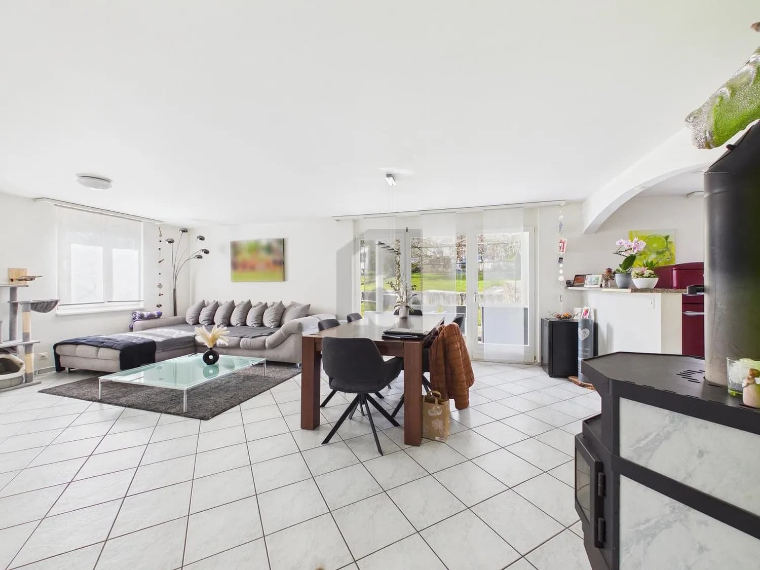 MIT RIESIGEM GARTEN AN RUHIGER LAGE