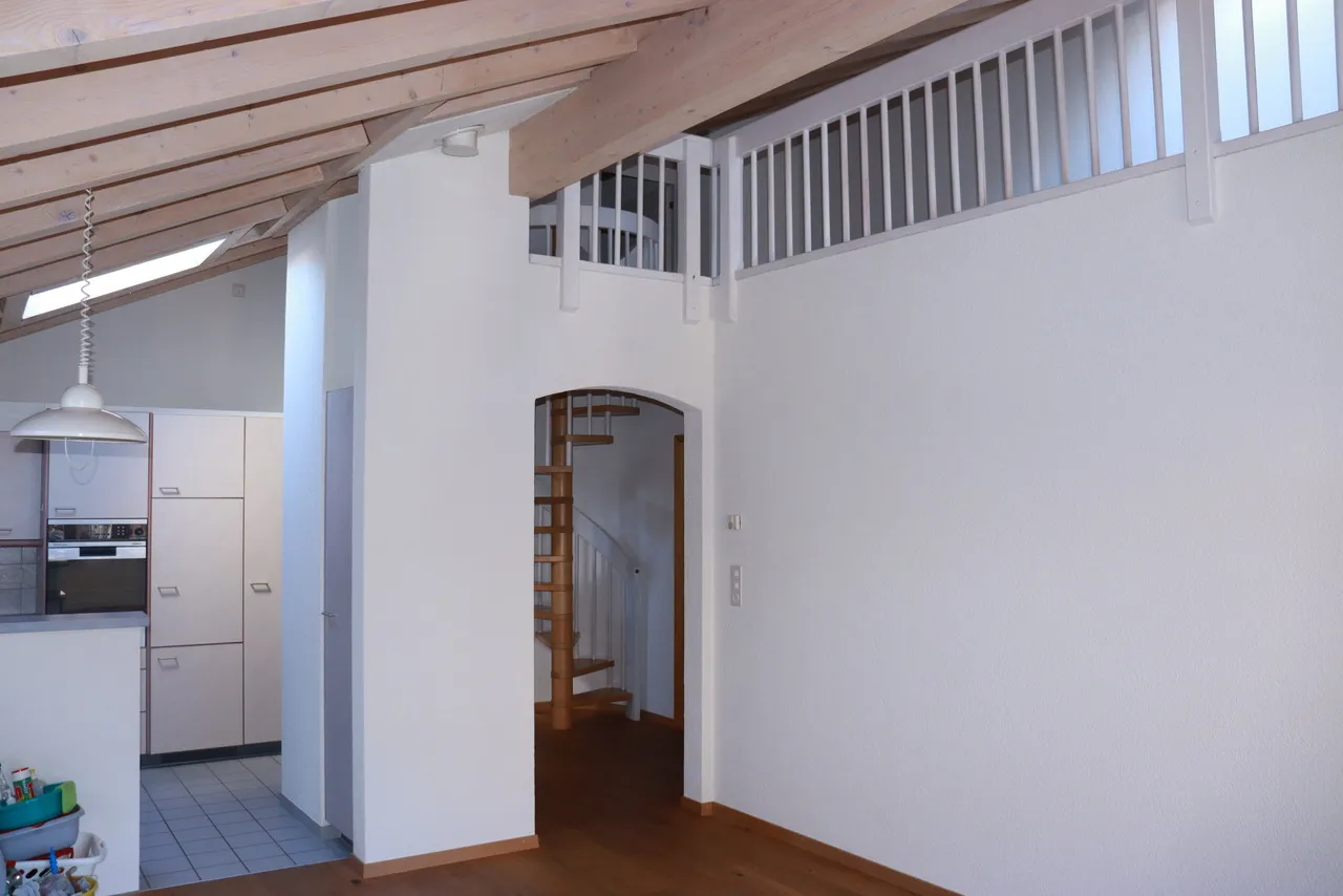 Charmante 3.5-Zimmer-Wohnung mit Galerie und Balkon in Wilderswil!