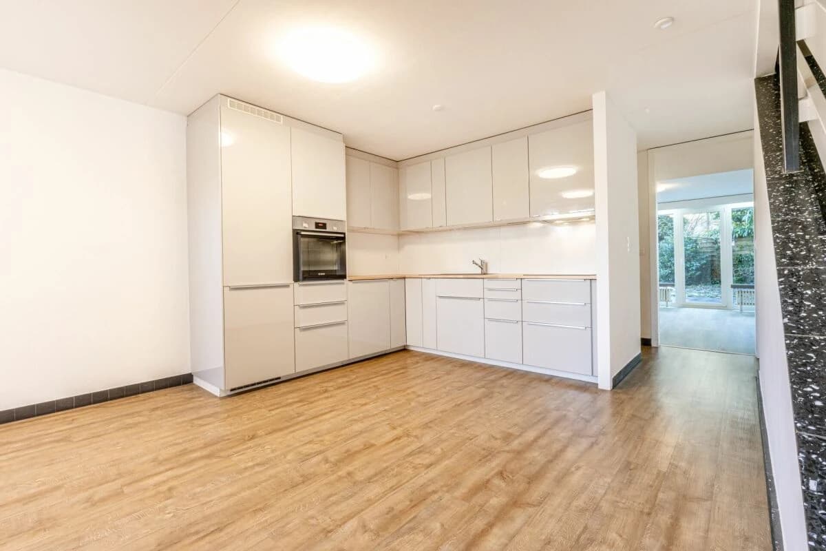 Renoviertes 5-Zimmer Mittelhaus mit Aussenparkplatz im beliebten Nägelseequartier