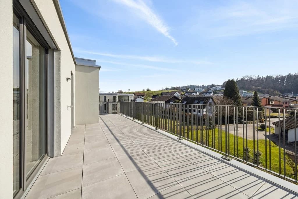 Attikatraum mit Blick auf den See und 64m2 Terrasse