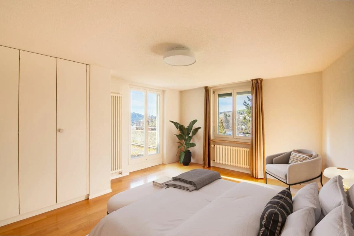 Grosszügiges 6-Zimmer Doppeleinfamilienhaus mit Landhauscharakter und sonnigem Garten in ruhiger Lage nahe Bern.